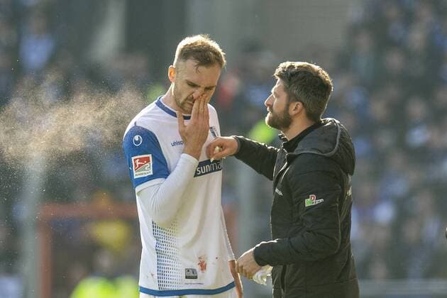 Sport Themen der Woche KW07 Sport Bilder des Tages 17.02.2019, Fußball, GER, Saison 2018 2019, 2. Bundesliga, 22. Spieltag, DSC Arminia Bielefeld - 1. FC Magdeburg in der Schüco-Arena in Bielefeld. Magdeburgs Jan Kirchhoff wird an der blutenden Nase behandelt. DFL REGULATIONS PROHIBIT ANY USE OF PHOTOGRAPHS AS IMAGE SEQUENCES AND OR QUASI-VIDEO. Copyright: xKirchner DavidxInderliedx