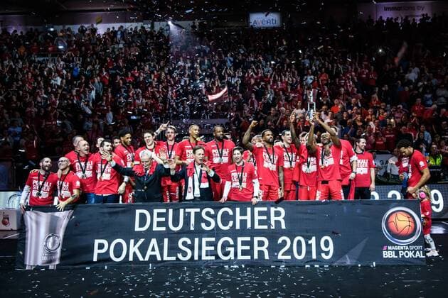 Sport Themen der Woche KW07 Sport Bilder des Tages 17.02.2019, xkvx, Basketall BBL Pokal Finale, Brose Bamberg - Alba Berlin emspor, v.l. Brose Bamberg Spieler feiern nach dem Sieg Jubel Freude (DFL DFB REGULATIONS PROHIBIT ANY USE OF PHOTOGRAPHS as IMAGE SEQUENCES and or QUASI-VIDEO) Bamberg