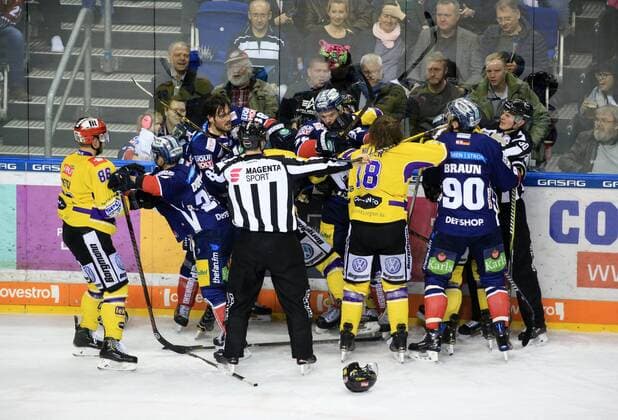 Sport Themen der Woche KW07 Sport Bilder des Tages GER, 1.DEL, EISBAEREN BERLIN VS. Krefeld Pinguins 17.02.2019, Mercedes Benz Arena, Berlin, GER, 1.DEL, EISBAEREN BERLIN VS. Krefeld Pinguins, im Bild Rudelbildung