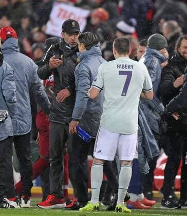 Sport Themen der Woche KW08 Sport Bilder des Tages 19.02.2019, Fussball UEFA Champions League 2018 2019, Achtelfinale, FC Liverpool - FC Bayern München, Anfield Stadium in Liverpool (England), Nach dem Schlusspfiff diskutieren Trainer Niko Kovac (mitte, FC Bayern München) mit Trainer Jürgen Klopp (li, FC Liverpool).