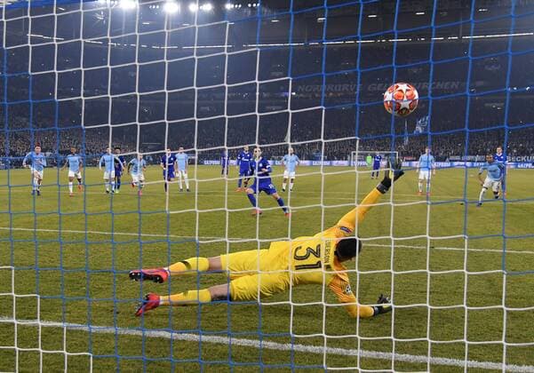 Sport Themen der Woche KW08 Sport Bilder des Tages 20.02.2019, Fussball, UEFA Champions League, Saison 2018 2019, Achtelfinale, Hinspiel, FC Schalke 04 - Manchester City, Nabil Bentaleb (Schalke 04) verwandelt gegen Torwart Ederson (Manchester City) den Elfmeter zum 2:1