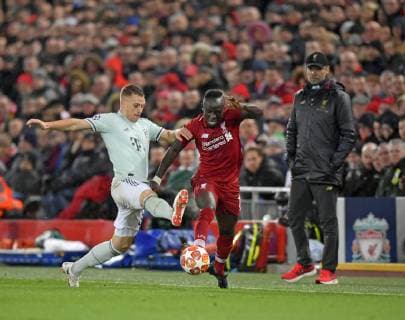 19.02.2019, Fussball UEFA Champions League 2018 2019, Achtelfinale, FC Liverpool - FC Bayern München, Anfield Stadium in Liverpool (England), v.li: Joshua Kimmich (FC Bayern München) gegen Sadio Mane (FC Liverpool) beobachtet von Trainer Jürgen Klopp (FC Liverpool).