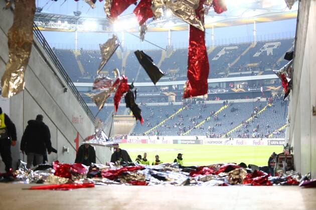 Sport Themen der Woche KW08 Sport Bilder des Tages Fans von Eintracht Frankfurt bauen vor dem Spiel gegen Donetsk die Choreo ab Eintracht Frankfurt vs Schachtjor Donetsk, Fussball, Europa League, 21.02.2019 Eintracht Frankfurt vs Schachtjor Donetsk, Fussball, Europa League, 21.02.2019 Frankfurt Copyright: xEIBNER RenexWeissx EP_RWS