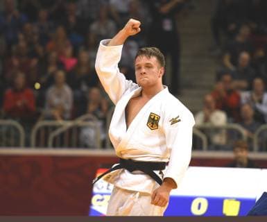 Judo, Düsseldorf Grand Slam 23.02.2019 , Männer bis 81 KG, Runde 2, Timo Cavelius (GER in Weiß) jubelt nach Sieg gegen Petr IVAN (CZE)