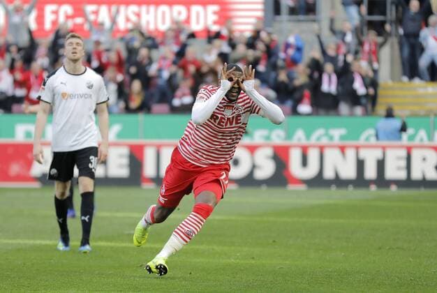 Sport Themen der Woche KW08 Sport Bilder des Tages Köln, RheinEnergieStadion, 23.02.19: Tor zum 2:1, Torschütze Anthony Modeste (Köln) jubelt mit seiner bekannten Brillen Pose mit Vincent Koziello im Spiel der 2. Bundesliga zwischen 1.FC Köln vs. SV Sandhausen in der Saison 2018 2019. DFL regulations prohibit any use of photographs as image sequences and or quasi-video.