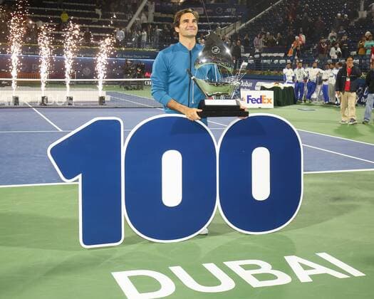 Sport Themen der Woche KW09 Sport Bilder des Tages Sieger Roger Federer posiert mit der Nummer 100 nach dem er seinen Titel Nummer einhundert gewonnen hat, Siegerehrung, Praesentation Tennis - Dubai Duty Free Tennis Championships - ATP Tennis Herren - Dubai Duty Free Tennis Stadium - Dubai - - United Arab Emirates - 2 March 2019. Â Copyright: xJuergenxHasenkopfx
