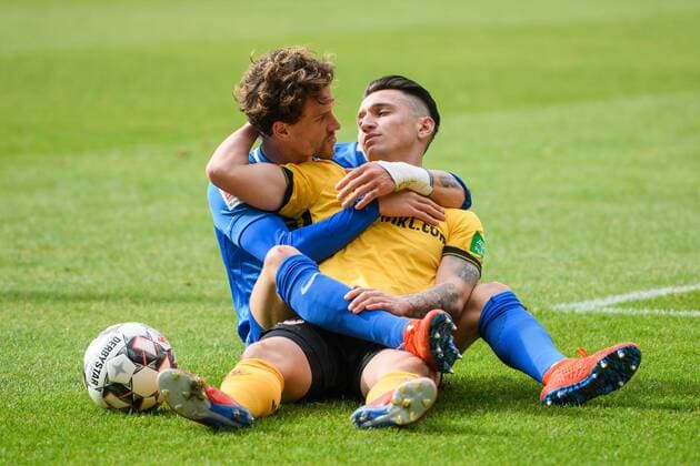Sport Themen der Woche KW09 Sport Bilder des Tages Dresdens Baris Atik und Simon Zoller liegen sich verknotet in den Armen; SG Dynamo Dresden - VfL Bochum 1848; Fußball; 2. Liga; Saison 2018 2019; 24. Spieltag; Rudolf-Harbig-Stadion; Dresden; 03. März (Maerz) 2019;