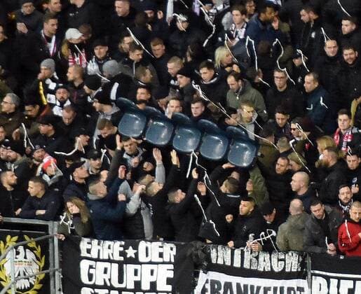Sport Themen der Woche KW10 Sport Bilder des Tages 07.03.2019, xhbx, Fussball Europa League 1 8 Finale, Eintracht Frankfurt - Inter Mailand emspor, v.l. Eintracht Fans werfen Sitzbank aus dem Block (DFL DFB REGULATIONS PROHIBIT ANY USE OF PHOTOGRAPHS as IMAGE SEQUENCES and or QUASI-VIDEO) Frankfurt am Main