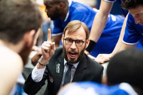 easycredit Basketball Bundesliga 23. Spieltag am 9.3.2018 zwichen den Eisbären Bremerhaven und Science City Jena Trainer Björn Harmsen (Jena) energisch bei der Ansprache ans Team mit erhobenen Zeigefinger. Stadthalle Bremerhaven