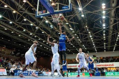 Sport Bilder des Tages easycredit Basketball Bundesliga 23. Spieltag am 9.3.2018 zwichen den Eisbären Bremerhaven und Science City Jena Mitte: Ronald Roberts (Jena) mit dem Korbleger gegen Elston Turner (Bremerhaven) Stadthalle Bremerhaven