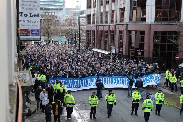 Sport Themen der Woche KW11 Sport Bilder des Tages 12.03.2019, Fussball, Saison 2018 2019, Champions League, Achtelfinale - Manchester City - FC Schalke 04 Fanmarsch der Fans des FC Schalke 04 durch Manchester Manchester Etihad Stadium Deutschland