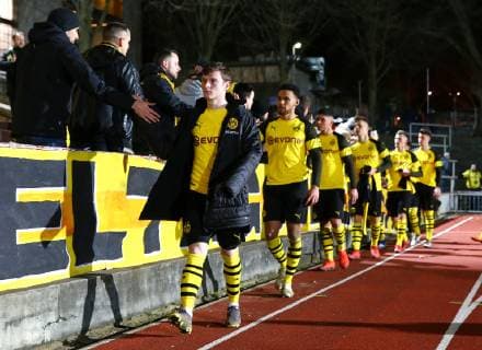 Freitag 08.03.2019, Saison 2018 19, 24. Spieltag der Regionalliga West, BVB 09 Borussia Dortmund II - SV Rödinghausen 1970, Die Dortmunder Spieler bedanken sich nach Abpfiff bei den Fans: Sergio Gomez Martin (BVB II), Herbert Bockhorn (BVB II) und Taylan Duman (BVB II), v.l.