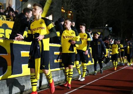 Freitag 08.03.2019, Saison 2018 19, 24. Spieltag der Regionalliga West, BVB 09 Borussia Dortmund II - SV Rödinghausen 1970, Die Dortmunder Spieler bedanken sich nach Abpfiff bei den Fans: Kempes Waldemar Tekiela (BVB II), Dominik Wanner (BVB II) und Gianluca Rizzo (BVB II), v.l.