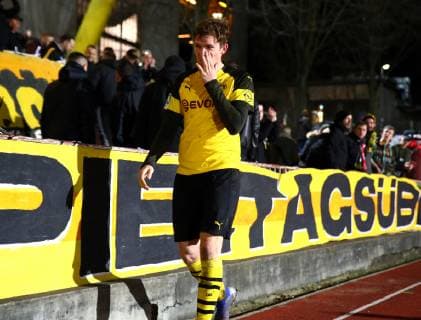 Freitag 08.03.2019, Saison 2018 19, 24. Spieltag der Regionalliga West, BVB 09 Borussia Dortmund II - SV Rödinghausen 1970, Die Dortmunder Spieler bedanken sich nach Abpfiff bei den Fans: Luca Kilian (BVB II)