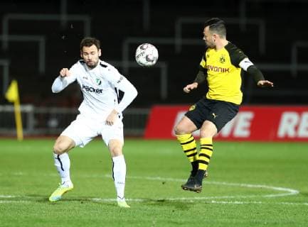 Freitag 08.03.2019, Saison 2018 19, 24. Spieltag der Regionalliga West, BVB 09 Borussia Dortmund II - SV Rödinghausen 1970, Simon Engelmann (SVR) gegen Massimo Ornatelli (BVB II), v.l.
