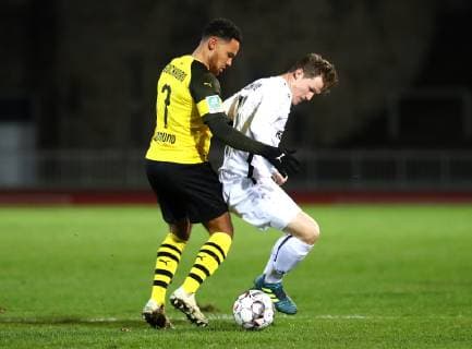 Freitag 08.03.2019, Saison 2018 19, 24. Spieltag der Regionalliga West, BVB 09 Borussia Dortmund II - SV Rödinghausen 1970, Herbert Bockhorn (BVB II) gegen Björn Schlottke (SVR), v.l.