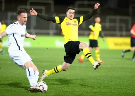 Freitag 08.03.2019, Saison 2018 19, 24. Spieltag der Regionalliga West, BVB 09 Borussia Dortmund II - SV Rödinghausen 1970, Daniel Flottmann (SVR) gegen Gianluca Rizzo (BVB II), v.l.