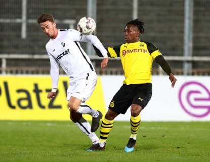 Freitag 08.03.2019, Saison 2018 19, 24. Spieltag der Regionalliga West, BVB 09 Borussia Dortmund II - SV Rödinghausen 1970, Linus Meyer (SVR) gegen Haymenn Bah-Traore (BVB II), v.l.