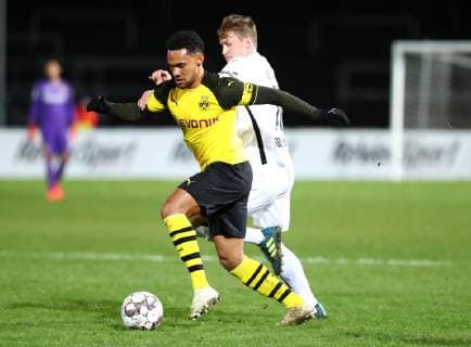 Freitag 08.03.2019, Saison 2018 19, 24. Spieltag der Regionalliga West, BVB 09 Borussia Dortmund II - SV Rödinghausen 1970, Herbert Bockhorn (BVB II) gegen Björn Schlottke (SVR), v.l.