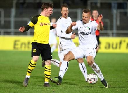 Freitag 08.03.2019, Saison 2018 19, 24. Spieltag der Regionalliga West, BVB 09 Borussia Dortmund II - SV Rödinghausen 1970, Sergio Gomez Martin (BVB II) gegen Franz Pfanne (SVR), v.l.