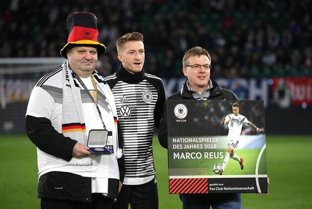 Sport Themen der Woche KW12 Sport Bilder des Tages BAU 20.03.2019 Wolfsburg Fußball Länderspiel Deutschland vs. Serbien, Marco Reus (GER, Mitte) wird als Nationalspieler des Jahres 2018 geehrt DFB REGULATIONS PROHIBIT ANY USE OF PHOTOGRAPHS AS IMAGE SEQUENCES AND OR QUASI-VIDEO. Gemäß den Vorgaben der DFB Deutsche Fuï¬‚ball Liga ist es untersagt, in dem Stadion und oder vom Spiel angefertigte Fotoaufnahmen in Form von Sequenzbildern und oder videoähnlichen Fotostrecken zu verwerten bzw. verwerten zu lassen.