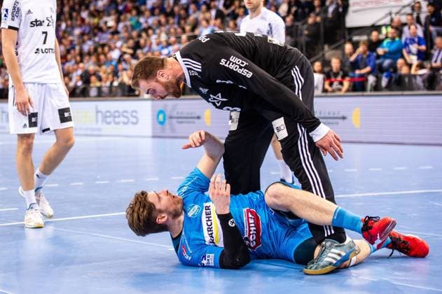 Sport Themen der Woche KW12 Sport Bilder des Tages TVB 1898 Stuttgart - THW Kiel Schimmelbauer, Tobias (TVB 1898 Stuttgart 2) Wolff, Andreas (THW Kiel 33) beim Spiel in der Handball Bundesliga, TVB 1898 Stuttgart - THW Kiel. Stuttgart. 21.03.19 Handball 25. Spieltag , Baden Wuerttemberg Deutschland