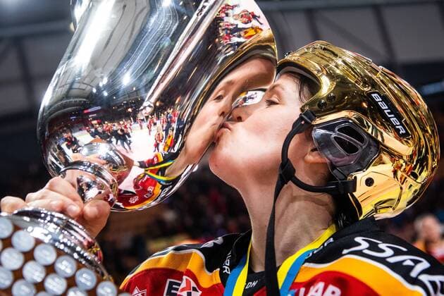 Sport Themen der Woche KW12 Sport Bilder des Tages 190321 Luleas Michelle Karvinen jublar med pokalen efter final 5 i SDHL-slutspelet mellan Lulea och Linköping den 21 mars 2019 i Lulea. ¨ Copyright: SIMONxELIASSON BB190321SE090