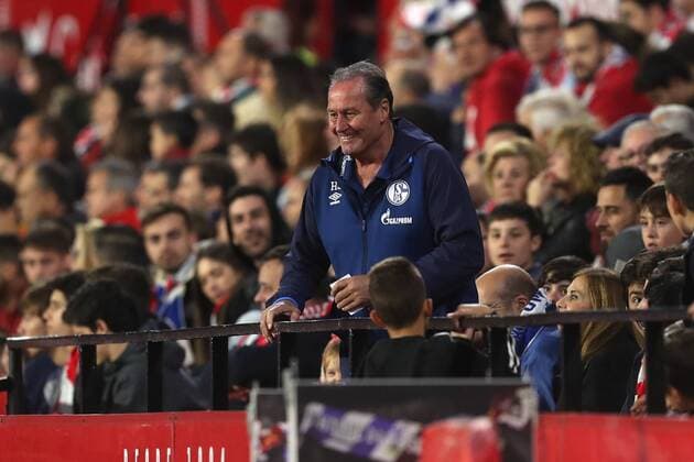 Sport Themen der Woche KW12 Sport Bilder des Tages 21.03.2019, Fussball, Saison 2018 2019, Bundesliga, Trofreo Antonio Puerta - Testspiel FC Sevilla - FC Schalke 04 Sevilla Spanien Cheftrainer Huub Stevens (FC Schalke 04) muss auf die Tribüne Sevilla Estadio Ramon Sanchez Pizjuan Spanien
