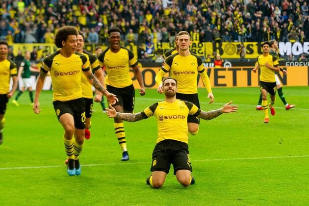 Sport Themen der Woche KW13 Sport Bilder des Tages Dortmund, Germany 30.03.2019, 1. Bundesliga, 27. Spieltag, BV Borussia Dortmund- VfL Wolfsburg, Tor zum 1:0, Torschuetze Paco Alcacer (BVB) jubelt ( DeFodi053