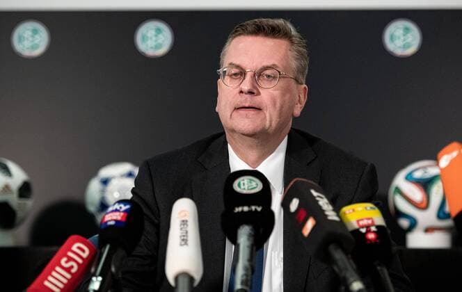 02.04.2019, xfux, Fussball DFB, Pressekonferenz Ruecktritt - DFB Praesident Reinhard Grindel (Deutscher Fussball-Bund), emspor, v.l. Praesident Reinhard Dieter Grindel (Deutscher Fussball Bund DFB) verkuendet sein Ruecktritt Frankfurt am Main