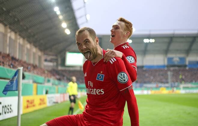 Sport Themen der Woche KW14 Sport Bilder des Tages 02.04.2019, Fussball DFB Pokal 2018 2019, Viertelfinale, SC Paderborn 07 - Hamburger SV, in der Benteler-Arena Paderborn. Jubel (L-R) David Bates (Hamburg) und Torschütze Pierre-Michel Lasogga (Hamburg) zum Tor zum 0:1