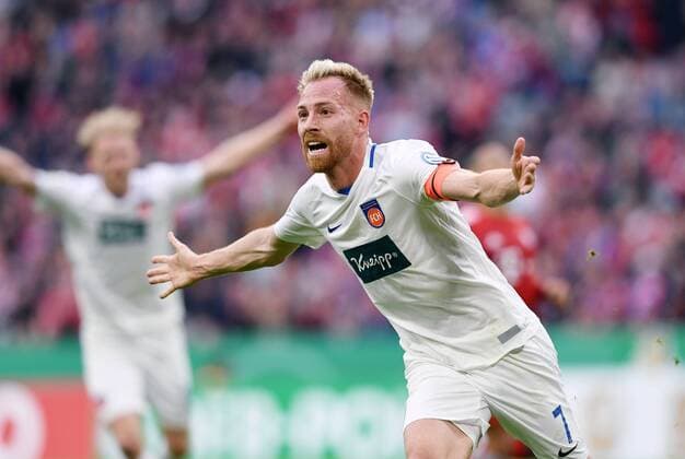 Sport Themen der Woche KW14 Sport Bilder des Tages Fussball DFB Pokal Viertelfinale 2018 2019 FC Bayern Muenchen - 1. FC Heidenheim 03.04.2019 JUBEL 1. FC Heidenheim; Torschuetze zum 1-2 Marc Schnatterer ----DFL regulations prohibit any use of photographs as image sequences and or quasi-video.----