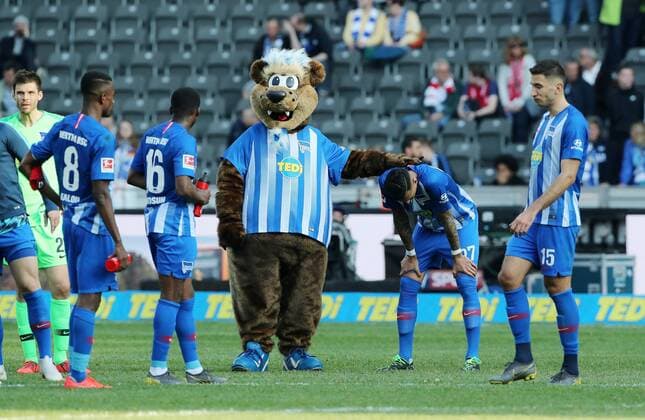 Sport Themen der Woche KW14 Sport Bilder des Tages Salomon Kalou, Javairo Dilrosun, Maskottchen Herthinho, Davie Selke, Marko Grujic enttäuscht nach Spielende Enttäuschung Fußball Fussball DFL Bundesliga Herren Saison 2018 2019 06.04.2019 Hertha BSC Berlin vs. Fortuna Düsseldorf DFL regulations prohibit any use of photographs as image sequences and or quasi-video.