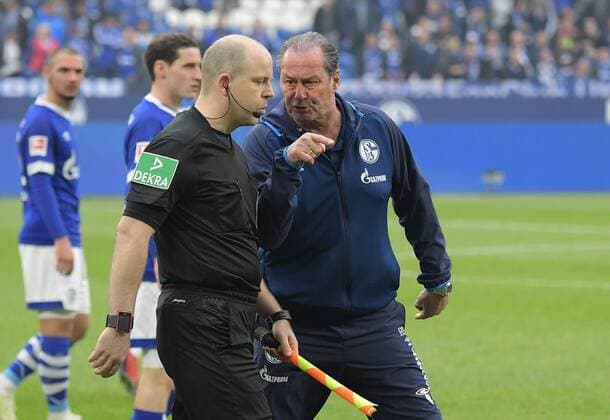 Sport Themen der Woche KW14 Sport Bilder des Tages 06.04.2019, xjhx, Fussball 1.Bundesliga, FC Schalke 04 - Eintracht Frankfurt emspor, v.l. Trainer Huub Stevens (FC Schalke 04) gibt Anweisungen, gestikuliert, mit den Armen gestikulieren gives instructions, gesticulate. linienrichter (DFL DFB REGULATIONS PROHIBIT ANY USE OF PHOTOGRAPHS as IMAGE SEQUENCES and or QUASI-VIDEO) Gelsenkirchen