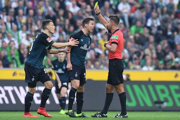 Sport Themen der Woche KW14 Sport Bilder des Tages Fußball 1. Bundesliga 28. Spieltag Borussia Mönchengladbach - SV Werder Bremen am 07.04.2019 im Borussia-Park in Mönchengladbach Schiedsrichter Daniel Schlager ( Hügelsheim ), rechts - zeigt Niklas Moisander ( Bremen ), mitte die gelbe Karte - Maximilian Eggestein ( Bremen ), links DFL regulations prohibit any use of photographs as image sequences and or quasi-video.