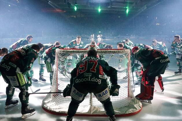 Sport Themen der Woche Sport Bilder des Tages Die Spieler versammeln sich um das Tor und schwoeren sich auf einen Sieg ein, Augsburger Panther vs. EHC Red Bull Muenchen, Playoffs, Halbfinale, Eishockey, DEL, 10.04.2019 Augsburg Bayern Deutschland