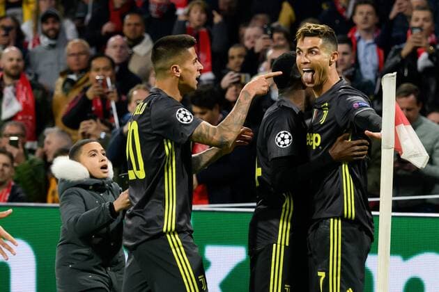 Sport Themen der Woche Sport Bilder des Tages Amsterdam, Netherlands, 10.04.2019, UEFA Champions League - 2018 19 Season, Viertelfinale, Quarter-finals, Ajax Amsterdam - Juventus Turin, Christiano Ronaldo (JUV) Torjubel, jubelt mit seiner Mannschaft nach treffer zum 0:1, celebrates after scoring his team s first goal with team mates ( DeFodi001