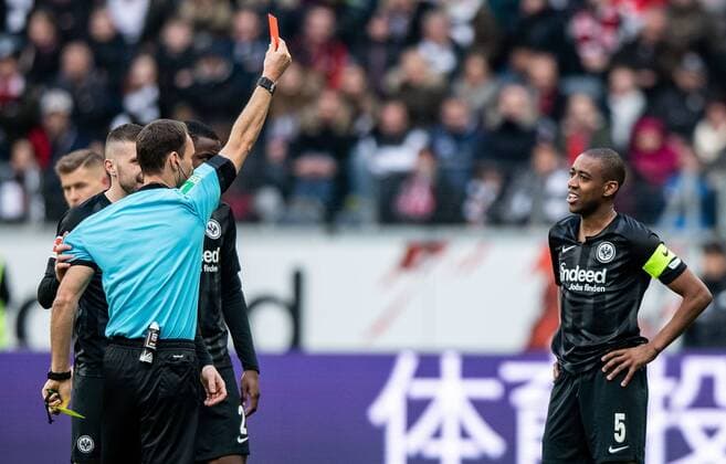 Sport Themen der Woche Sport Bilder des Tages 14.04.2019, xfux, Fussball 1.Bundesliga, Eintracht Frankfurt - FC Augsburg, emspor, v.l. Referee Schiedsrichter Bastian Dankert zeigt Gelson Fernandes (Eintracht Frankfurt) die Gelbe-Rote Karte, receive a yellow red card, Platzverweis, Foul (DFL DFB REGULATIONS PROHIBIT ANY USE OF PHOTOGRAPHS as IMAGE SEQUENCES and or QUASI-VIDEO) Frankfurt am Main