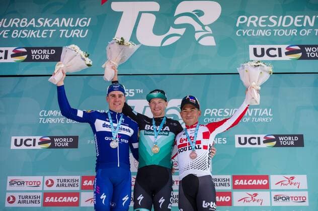 Sport Themen der Woche KW16 Sport Bilder des Tages Podium v.l.n.r. (2.) Fabio Jakobsen (NED Deceuninck-Quick Step) - (1.) Sam Bennett (IRL BORA-hansgrohe) - (3.) Caleb Ewan (AUS Lotto-Soudal) - Siegerehrung - Ehrung - Auszeichnung - Zeremonie - Zelebrierung - Ceremony - Jubel - Freude - Luck - Emotion - Emotionen - Mimik - Mimic - Gestik - Gestic - Querformat - quer - horizontal - Event Veranstaltung: 55. Presidential Cycling Tour of Turkey - 1.Etappe Stage 1: Istanbul nach to Tekirdag 156.7 km - Ort Location: Tekirdag - Region: Provinz Tekirdag - Land Country: Türkei Turkey - Europa Europe - Asien Asia - Datum Date: 16.04.2019