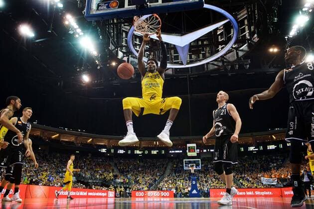 Sport Themen der Woche KW16 Sport Bilder des Tages Basketball Berlin 18.04.2019 easyCredit-BBL 1. Bundesliga Saison 2018 2019 Alba Berlin - RASTA Vechta Landry Nnoko (Alba Berlin, No.35) Seth Hinrichs (Vechta, No.21)