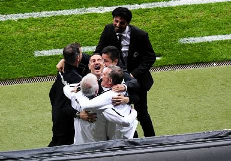 Sport Bilder des Tages 18.04.2019, xpsx, Fußball UEFA Europa League 1 4 Finale, Eintracht Frankfurt - Benfica Lissabon emspor, v.l. jubel nach dem Sieg Trainer Adolf Adi Huetter (Eintracht Frankfurt), Sportdirektor Manager Bruno Huebner (Eintracht Frankfurt) (DFL DFB REGULATIONS PROHIBIT ANY USE OF PHOTOGRAPHS as IMAGE SEQUENCES and or QUASI-VIDEO) Frankfurt am Main