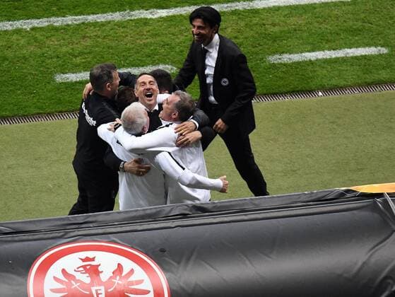 Sport Themen der Woche KW16 18.04.2019, xpsx, Fußball UEFA Europa League 1 4 Finale, Eintracht Frankfurt - Benfica Lissabon emspor, v.l. Dr. Christoph Seeger (Mannschaftsarzt Eintracht Frankfurt), Physiotherapeut Thomas Stubner (Eintracht Frankfurt), Co Trainer Christian Peintinger (Eintracht Frankfurt), Co Trainer Armin Reutershahn (Eintracht Frankfurt), Trainer Adolf Adi Huetter (Eintracht Frankfurt), TW Trainer Manfred Moppes Petz (Eintracht Frankfurt), Sportdirektor Manager Bruno Huebner (Eintracht Frankfurt) (DFL DFB REGULATIONS PROHIBIT ANY USE OF PHOTOGRAPHS as IMAGE SEQUENCES and or QUASI-VIDEO) Frankfurt am Main