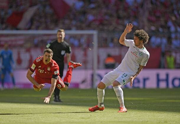 Sport Themen der Woche KW16 Sport Bilder des Tages 20.04.2019, Fussball 1. Bundesliga 2018 2019, 30. Spieltag, FC Bayern München - SV Werder Bremen, in der Allianz-Arena München, v.li: Robert Lewandowski (FC Bayern München) gefoult von Milos Veljkovic (SV Werder Bremen).