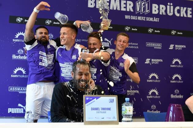 Sport Themen der Woche KW16 Sport Bilder des Tages Fußball 3. Liga 34. Spieltag VfL Osnabrück -VfR Aalen am 20.04.2019 an der Bremer Brücke in Osnabrück Bierdusche fuer den Trainer Daniel Thioune (Osnabrueck) in der Pressekonferenz von Marcos Alvarez (Osnabrueck), Thomas Konrad (Osnabrueck) und Alexander Dercho (Osnabrueck).