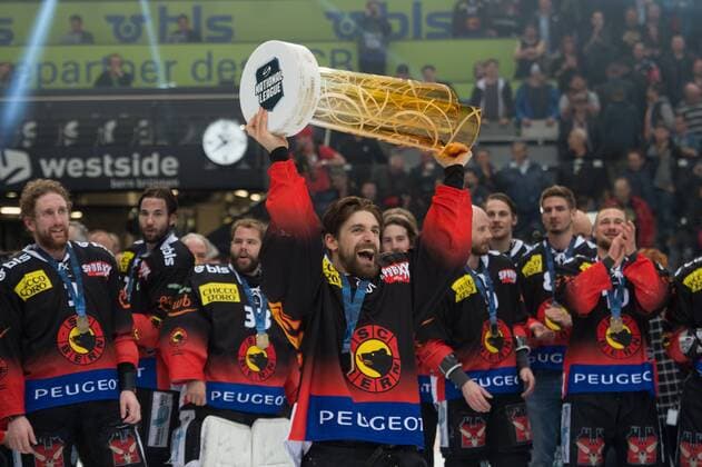 Sport Themen der Woche KW16 Sport Bilder des Tages Playoff National League - SC Bern - EV Zug Bern, Schweiz, 20.04.2019, National League, Playoff Final, Spiel 5, Saison 2018 2019, SC Bern - EV Zug, Mark Arcobello (SCB) mit dem Meisterpokal.