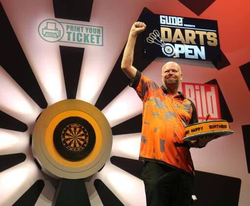 Sport Themen der Woche KW16 Sport Bilder des Tages 20.04.2019 xcex Frankfurt am Main, Fraportarena GUDE Darts Open Frankfurt 2019 Weltmeister Raymond Barney van Barneveld mit seiner eburtstagstorte emspor, DFL regulations prohibit any use of photographs as image sequences and or quasi-video