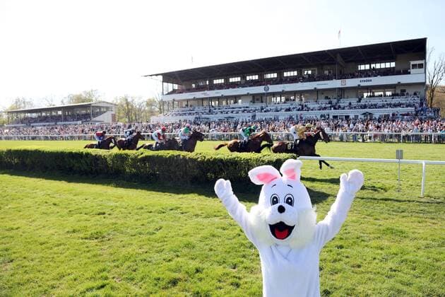 Sport Themen der Woche KW16 Sport Bilder des Tages 21.04.2019, Hoppegarten, Brandenburg, GER - Osterrenntag in Hoppegarten. Galopprennbahn Hoppegarten. () 190421D610HOPPEGARTEN.JPG