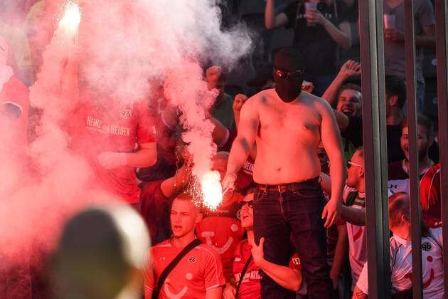 Sport Themen der Woche KW16 Sport Bilder des Tages 21.04.2019, xkvx, Fussball 1.Bundesliga, Hertha BSC Berlin - Hannover 96 emspor, v.l. Hannover 96 Fans Bengalo Pyro Pyrotechnik Feuer Rauch Qualm Ultras Fan (DFL DFB REGULATIONS PROHIBIT ANY USE OF PHOTOGRAPHS as IMAGE SEQUENCES and or QUASI-VIDEO) Berlin