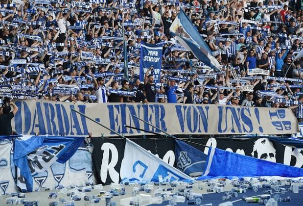 Sport Themen der Woche KW16 Sport Bilder des Tages Die Hertha Fans von der Ostkurve zeigen ein Banner mit dem Schriftzug: Dardai - Einer von uns! Fussball 1.Bundesliga, Saison 2018 2019, 30.Spieltag: Hertha BSC Berlin - Hannover 96 im Olympiastadion in Berlin, Deutschland am 21.04.2019,