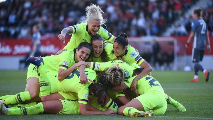 Sport Themen der Woche KW16 Sport Bilder des Tages Spielerinnen des FC Barcelona Barca mit Torjubel, Jubel, Torjubel, Torerfolg, celebrate the goal, goal, celebration, Jubel ueber das Tor zum 0:1 durch Kheira Hamraoui (Barcelona, 18) (am Boden verdeckt), optimistisch, Action, Aktion, Verena Schweers (FC Bayern München, FCB, 22) enttäuscht schauend, Enttäuschung, Frustration, disappointed, pessimistisch, Fussball, UEFA Women s Champions League, FC Bayern München - FC Barcelona,